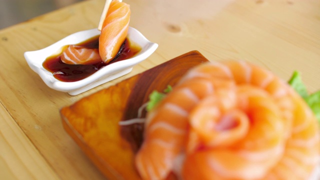 可供食用的三文鱼生鱼片，日本食物视频素材