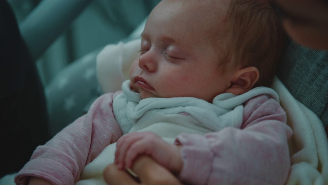 父母带着可爱的新生儿在医院睡觉视频下载