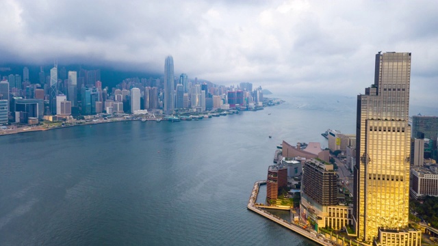 4K Hyperlapse:鸟瞰维多利亚港上空的摩天大楼，无人机俯瞰香港的发展建筑、交通、能源基础设施。亚洲金融和商业中心视频下载