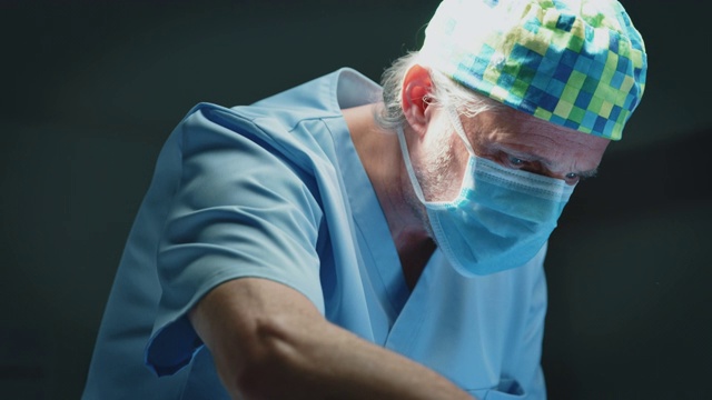 女护士在手术中协助外科医生视频素材