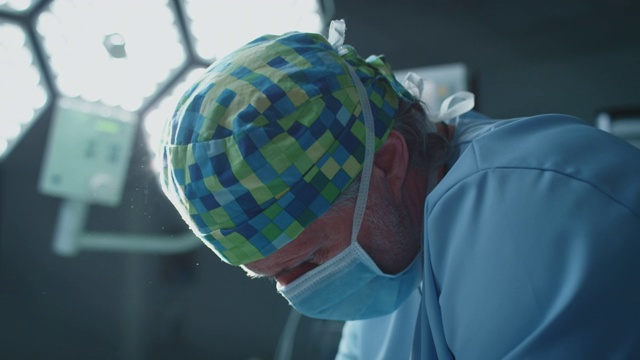 男医生在手术室里做手术视频下载