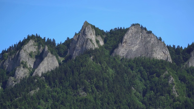 三冠在斯洛伐克的山景。放大视频下载