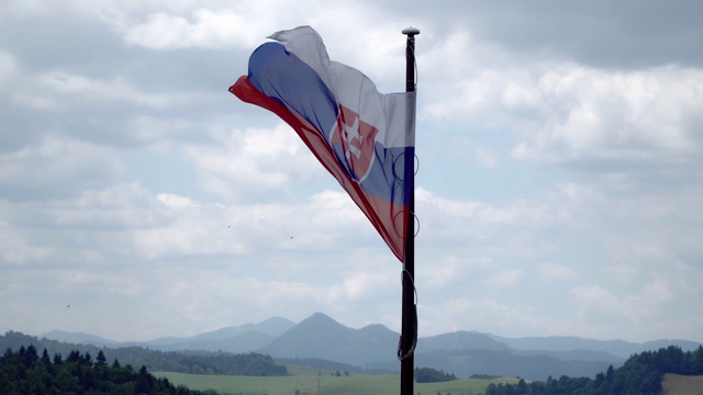 斯洛伐克国旗在风中飘扬视频素材