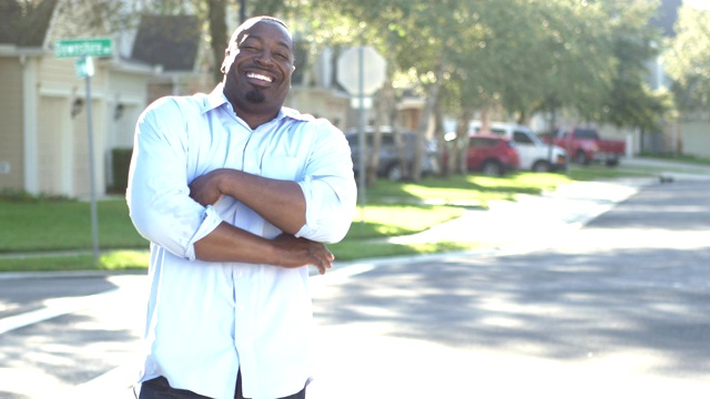 居住街道上的成熟非裔美国人视频素材
