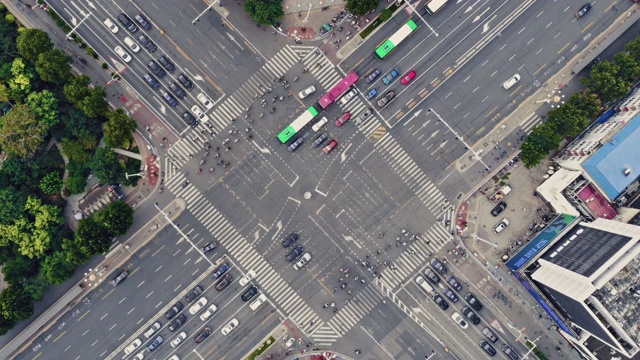 市区街道十字路口白天鸟瞰图视频素材