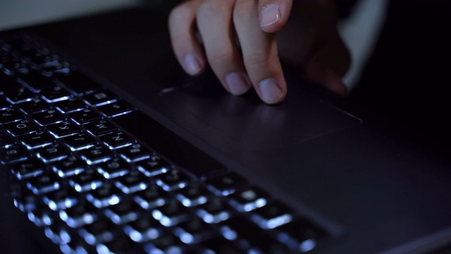 电脑黑客在他的笔记本电脑上输入代码，特写视频素材