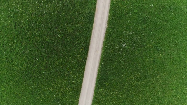 从上面穿过草地的乡村公路视频素材
