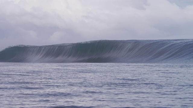 塔希提岛的暴风雨巨浪视频下载