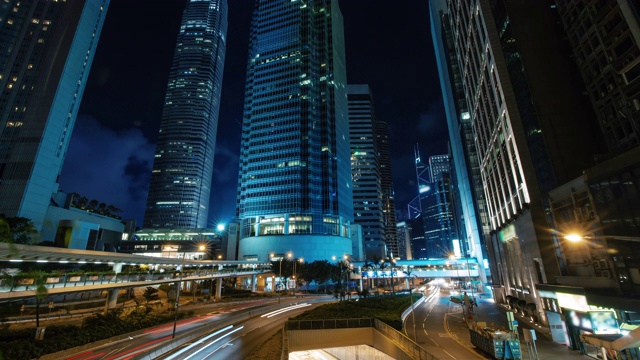 在市中心繁忙的交通中，城市景观在晚上的时间流逝视频素材
