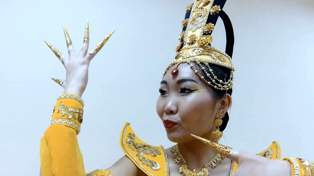 美丽的亚洲女人做pa与手，与长假指甲，近距离肖像视频。视频下载
