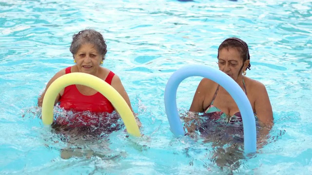 游泳池里活跃的老年人视频素材