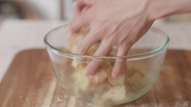 做面包油炸面包丁视频下载