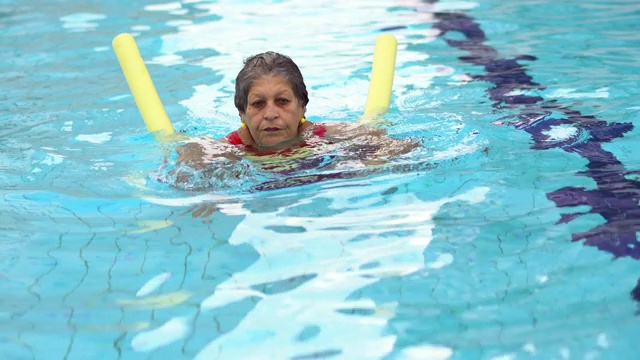 老年妇女做水中有氧运动视频素材