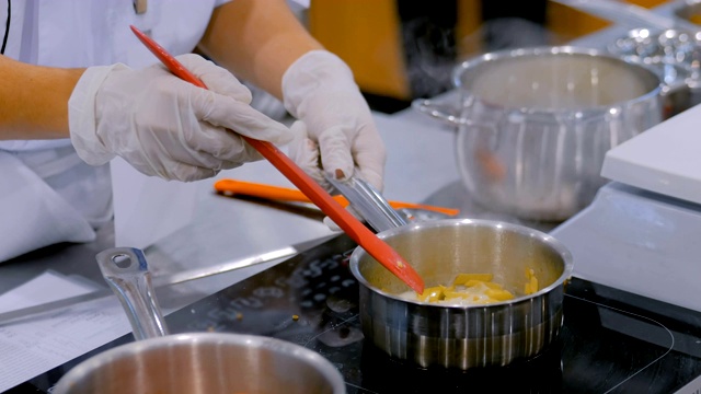 在锅中准备蔬菜的过程视频下载