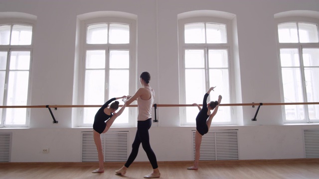 芭蕾舞老师与两个芭蕾舞者合作视频素材