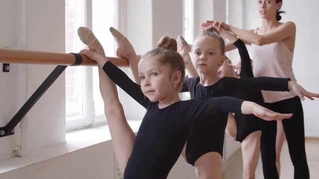 芭蕾舞教练教四个小女孩视频素材