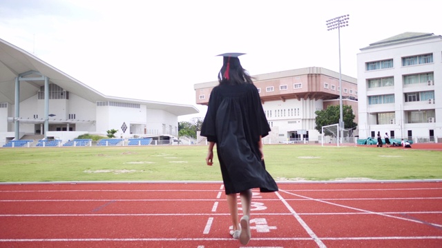 该大学的女毕业生视频下载