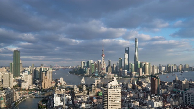 T/L WS HA现代摩天大楼与移动的云/中国上海视频下载