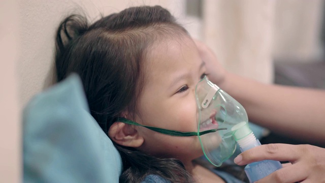 生病的亚洲女孩正在接受喷雾器治疗视频下载