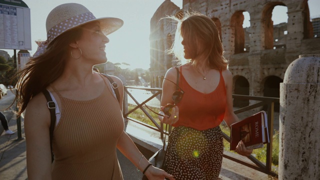 女游客在罗马:竞技场旁边视频素材