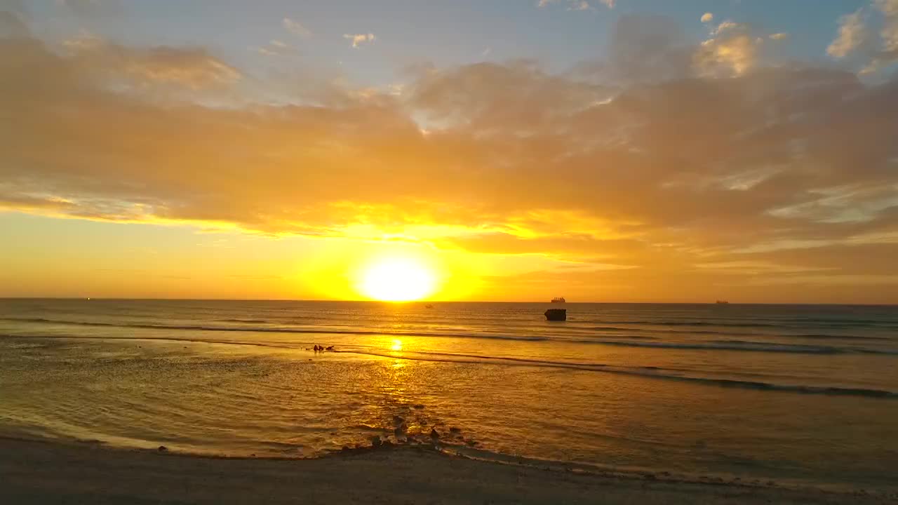 无人机视频拍摄日落/日出海滩视频素材
