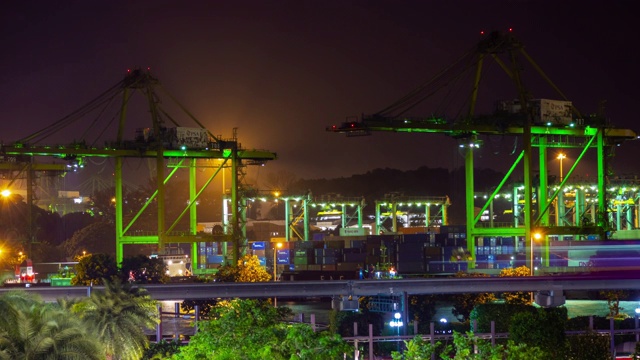 夜间照明新加坡城市著名的工作港口全景4k时间间隔视频素材