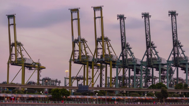 日落时间新加坡城市工作港口起重机全景4k时间间隔视频素材