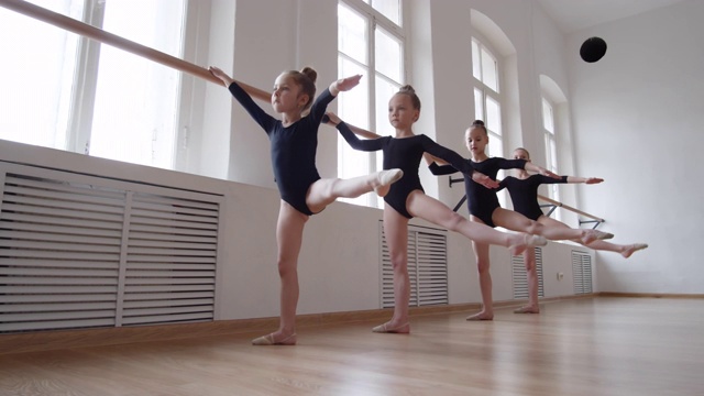 小芭蕾舞演员在芭蕾舞学校练习视频素材