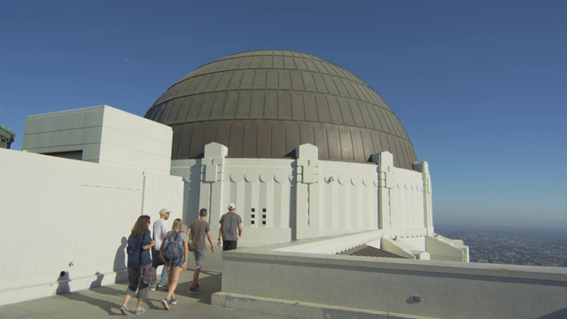 游客在格里菲斯天文台的甲板上视频素材