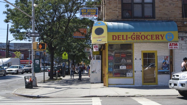 布鲁克林街角的熟食店，广角镜头视频下载