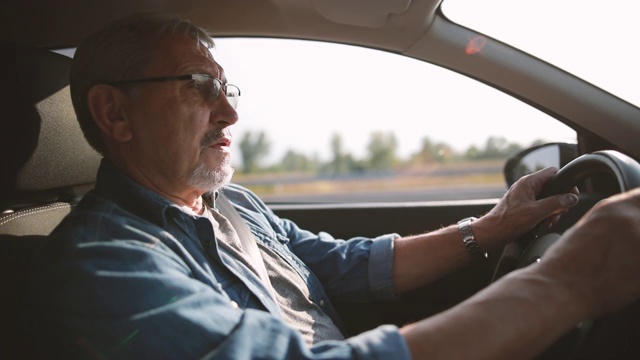 有经验的戴眼镜的老人开车视频下载