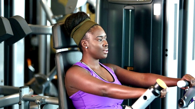 年轻的非裔美国女人在健身房视频素材