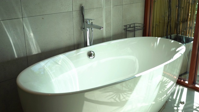 美丽的豪华浴室内饰有水槽水龙头和浴缸视频下载