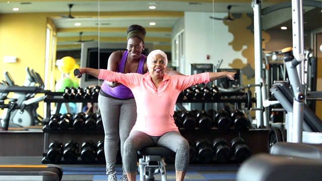 健身房的高级非裔美国女性，私人教练视频下载