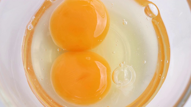 打一个双生蛋，一个蛋加两个蛋黄。视频素材