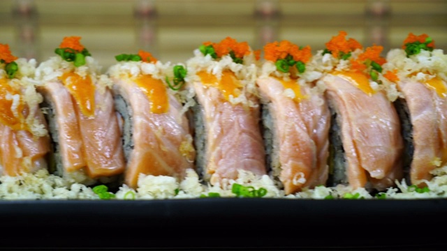 烤鲑鱼寿司卷-日本食物视频素材