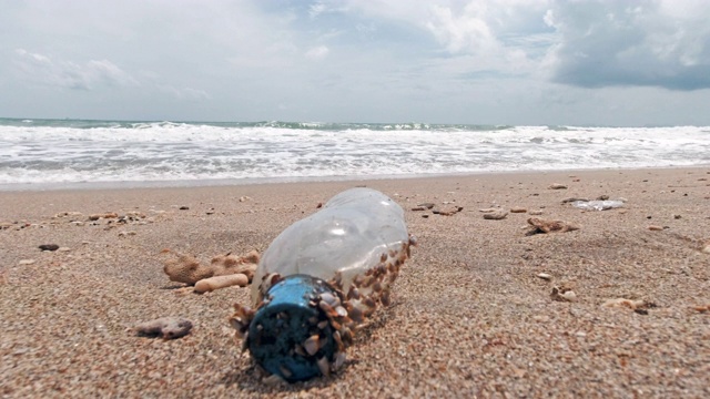 海滩上丢弃的塑料水瓶造成污染视频素材