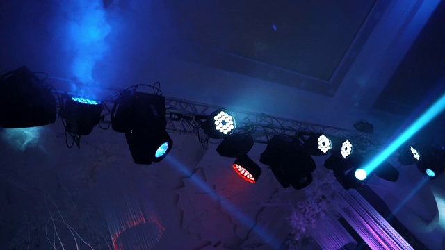 聚光灯照亮了音乐会的舞台视频素材