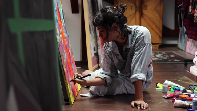 创造性的年轻艺术家在家绘画视频下载