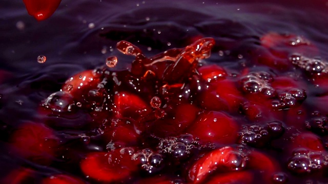 成熟的樱桃变成果汁视频素材