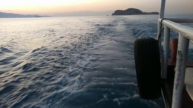 船从阿克达马尔出发，阿克达马尔岛凡土耳其视频素材