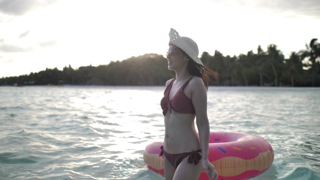 慢镜头快乐的亚洲女人海滩度假视频素材