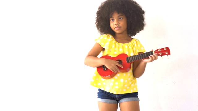 一个快乐的非洲小女孩的肖像视频下载