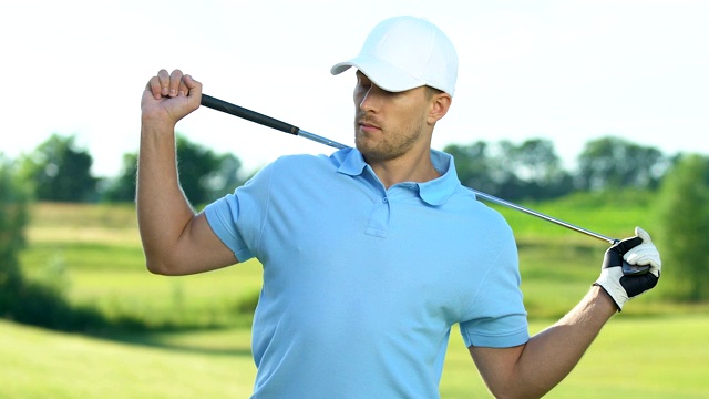 自信的高尔夫球手在击球前热身背部和肩部肌肉视频下载