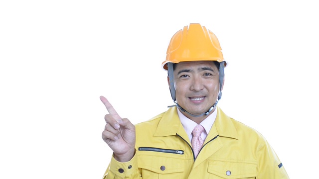 一个亚洲工人在白色的背景视频下载