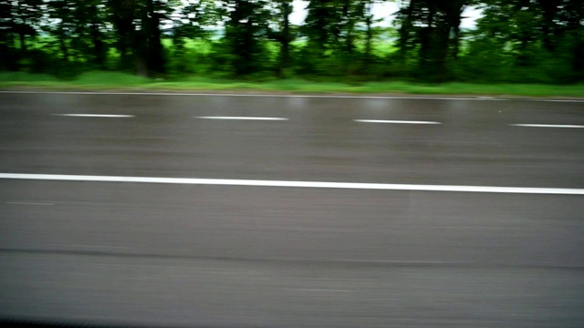 雨后的乡村道路从汽车上飞驰而过视频下载