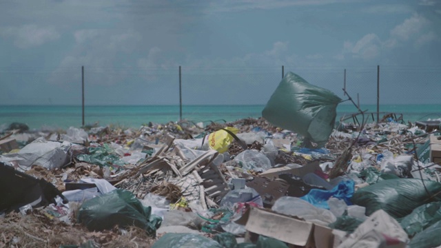 热带岛屿上的垃圾场。视频下载
