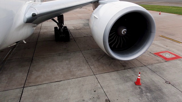飞机的喷气涡轮发动机在地面有风时旋转视频素材
