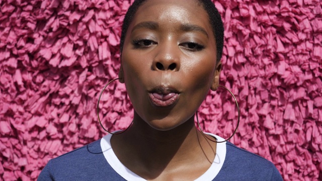 近距离看，非裔美国妇女吹泡泡糖的肖像视频下载