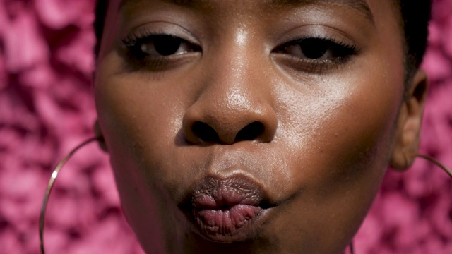 非裔美国妇女用口香糖做泡泡糖，特写视频下载